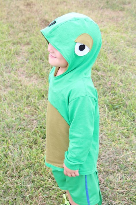 easy diy lizard costume, lizard costume, lizard halloween, gecko costume, diy lizard costume, bimaa pattern, diy halloween costume kids, kids lizard costume Homemade Animal Costumes, Lizard Craft, Lizard Costume, Vocabulary Parade, Animal Costumes For Kids, Lizard Tattoo, Lizard Tank, Broadway Costumes, Cheap Halloween Costumes