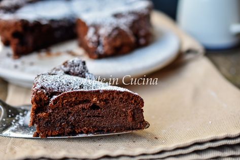 Torta umida cremosa, senza farina, burro e olio, semplice, veloce, leggera, dolce senza tanti sensi di colpa, per la dieta, ricetta senza glutine, lattosio Italian Chocolate, Dessert Cakes, Flourless Cake, Sweet Cooking, Torte Cake, Healthy Cake, Italian Desserts, Cannoli, Food Cakes