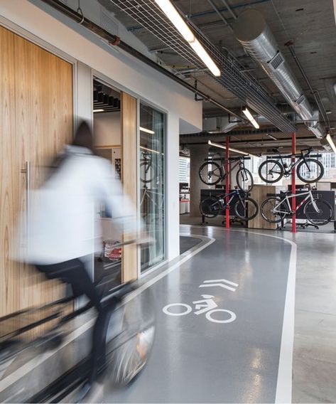 perkins + will winds bicycle track through SRAM's chicago HQ Cycle Store Design, Bike Room Design, Bicycle Parking Design, Bike Storage Design, Bike Workshop, Bicycle Room, Bike Rollers, Store Architecture, Bicycle Track