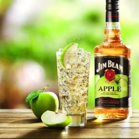 Jim Beam Apple Recipes, Bourbon Mixed Drinks, Apple Whiskey, Apple Bourbon, Cocktail Recipes Whiskey, Bourbon Recipes, Apple Cocktail, Whisky Drinks, Bourbon Drinks