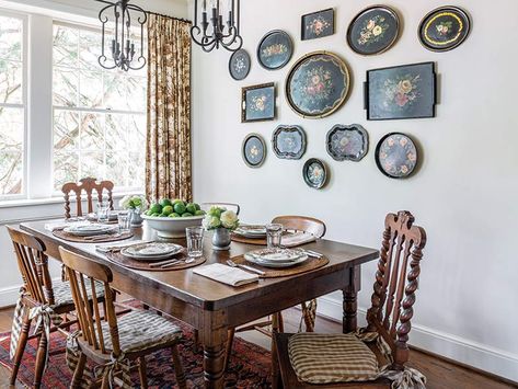 Hand-painted tole trays fill this collector’s charming abode—follow the link! (📷: Styling by Sidney Bragiel) https://thecottagejournal.com/hand-painted-tole-trays-fill-collectors-charming-abode/ Tole Trays, 1960s Kitchen, Cottage Journal, Tole Tray, Vacation Cottage, Painted Trays, Oval Tray, Beach Bungalows, Tole Painting