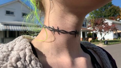 Barbed Wire Tattoo Around Neck, Barbed Wire Throat Tattoo, Collar Bone Tattoo Grunge, Barbed Wire Neck Tattoo, Thorn Neck Tattoo, Barb Wire Tattoos, Tato Grunge, Choker Tattoo, Corset Tattoo