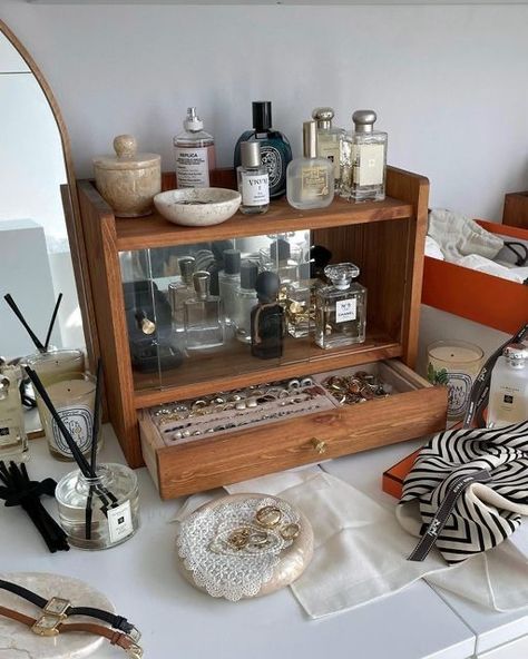 Vanity Table Aesthetic, Makeup Organization Aesthetic, Vanity Organization Ideas, Closet Rooms, Perfume Storage, Makeup Organization Diy, Perfume Organization, Vanity Ideas, Vanity Organization