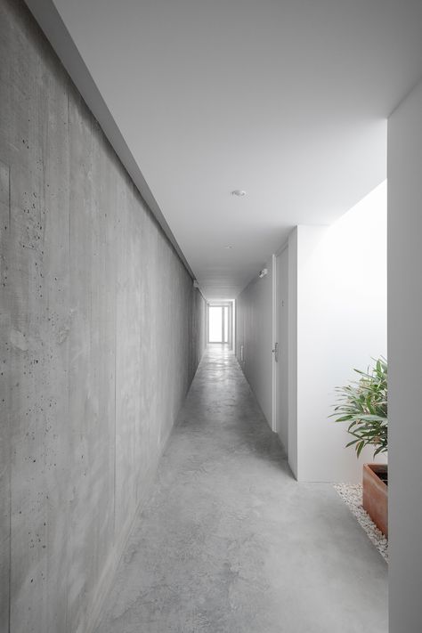 Gallery of Pe no Monte - Rural Tourism / [i]da arquitectos - 25 Concrete Minimalist House, Stone Hallway, Plaster Design, Living Room Wall Designs, Corridor Design, Concrete Interiors, Corridor Lighting, Beton Design, Concrete Walls