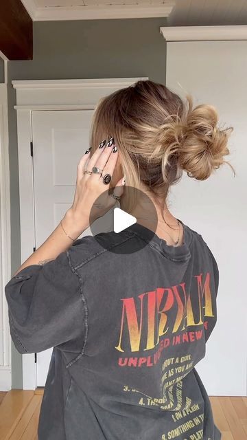 TORIE BLISS on Instagram: "A no fail messy bun for short-ish/medium length hair 🖤🤠save & try !!" Quick Messy Hairstyles For Medium Hair, Short Hair In Bun, Messy Bun Ideas For Short Hair, Mom Hairdos Simple, Short Hair Messy Hairstyles, Shoulder Length Messy Buns, How To Do A Bun On Short Hair, How To Make A Messy Bun With Short Hair, No Fail Messy Bun