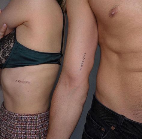 One Year Anniversary Tattoo Ideas, Word Tattoo Placement Men, Fine Line Tattoo Couple, Matching Couple Tattoos Minimalist, Couples Connecting Tattoos, Minimalist Couple Tattoo Ideas, Tattoo Women Butterfly, Best Friends Tattoo Ideas, Tattoo Simplistic