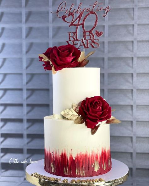 The Cake Lovers - Such a clean buttercream cake 😍 #cake... Henna Party Cake Designs, 25th Anniversary Cake Ideas, Jewellery Cake, 40th Wedding Anniversary Cake, Anniversary Cake Ideas, 25th Anniversary Cake, Henna Cake, Ruby Cake, White And Gold Wedding Cake