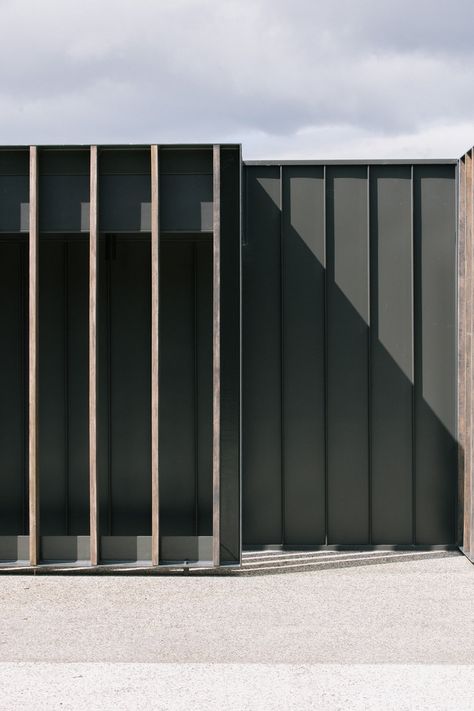 Metal Facade, Metal Cladding, Interior Minimalista, Bay House, Architecture Magazines, Building Facade, Facade Architecture, Metal Buildings, Facade Design