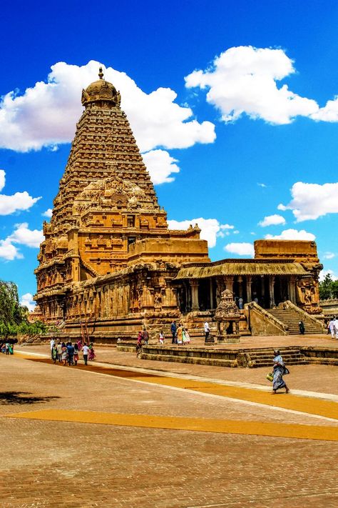 Thanjavur Temple is called as Thanjai Periya Kovil which one is built in the period of Rajaraja Chozhan Thanjavur Temple, Indian Temple Architecture, Temple Photography, Ancient Indian Architecture, Temple Pictures, Photo Album Layout, Scene Drawing, Album Layout, Hindu Temples