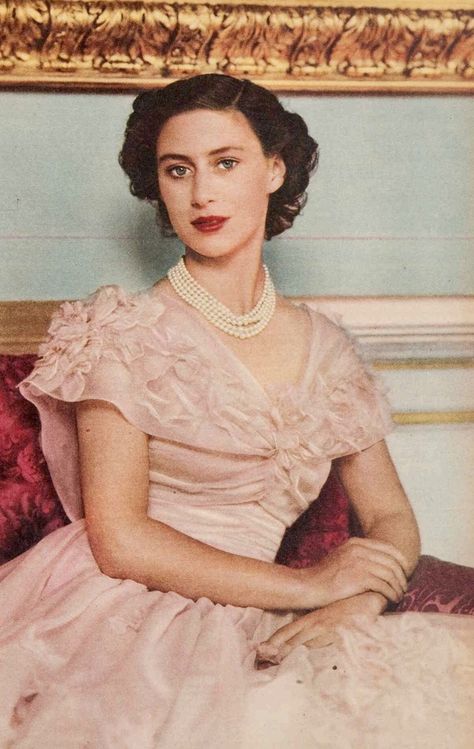 Cecil Beaton, King Edward Vii, Historical Newspaper, King Edward, Princess Margaret, Vintage Life, Royal Family, In London, Ruffle Blouse