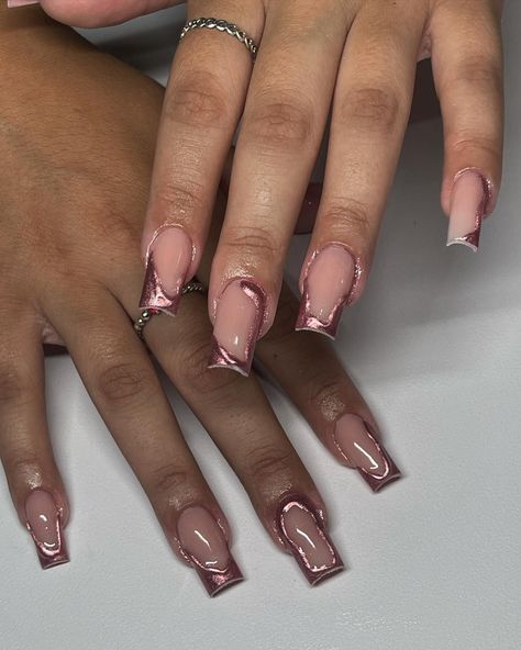 30+ Rose-Gold Nail Ideas to Bring a Touch of Glamour to Your Style Rose Gold Nail Inspo Acrylic, Elegant Rose Gold Nails, Pink And Gold Acrylic Nails Designs, Rose Gold Acrylic Nail Designs, Rose Gold Crome Nails, Rose Gold Nails For Prom, Hoco Pink Nails, Rose Gold Nails Acrylic Square, Pink And Gold Chrome Nails