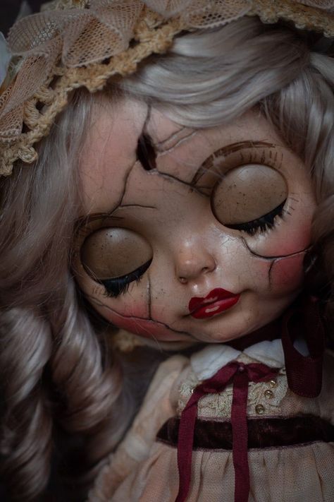 Porcelain Doll Aesthetic, Carnival Carousel, Doll Horror, Blythe Dolls For Sale, Doll Drawing, Broken Doll, Creepy Doll, Scary Dolls, Haunted Dolls