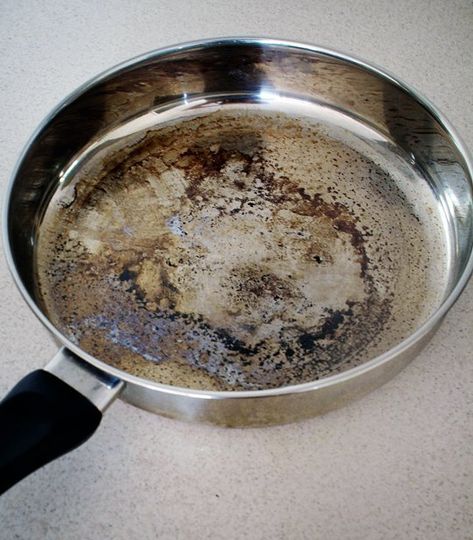 How To Clean Burnt Pots & Scorched Pans Cleaning Burnt Pans, Clean Burnt Pots, Household Cleaning Tips, Diy Cleaners, Cleaners Homemade, Natural Cleaning Products, Diy Cleaning Products, Kitchen Hacks, Spring Cleaning