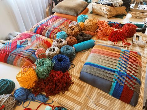 Handwoven dining chair seats in process.. :) Weaving Furniture, Weave Chair, Woven Chairs, Practical Furniture, Loom Projects, Weaving Loom Projects, Rope Diy, Fiber Crafts, Modern Minimalist Home