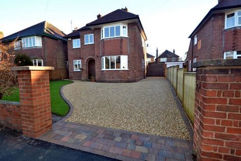 Stabilised Gravel driveway with tegula paving and rumble strip in Chester Easy Front Yard Landscape, House Entrance Gate, Budget Curb Appeal, Amazing Driveways, Front Driveway Ideas, Front Garden Ideas Driveway, Garden Ideas Driveway, Modern Driveway, Diy Driveway