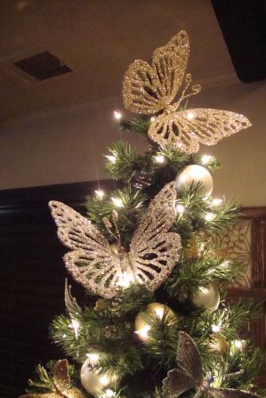 Borboletas na árvore de natal Monarch Butterfly Christmas Tree, Butterfly Christmas Tree Topper, Butterfly Christmas Decorations, Butterfly Themed Christmas Tree, Butterfly Christmas Ornaments, Butterfly Christmas Tree Ideas, Butterfly Christmas Tree, Christmas Sleigh Decorations, Christmas Butterfly