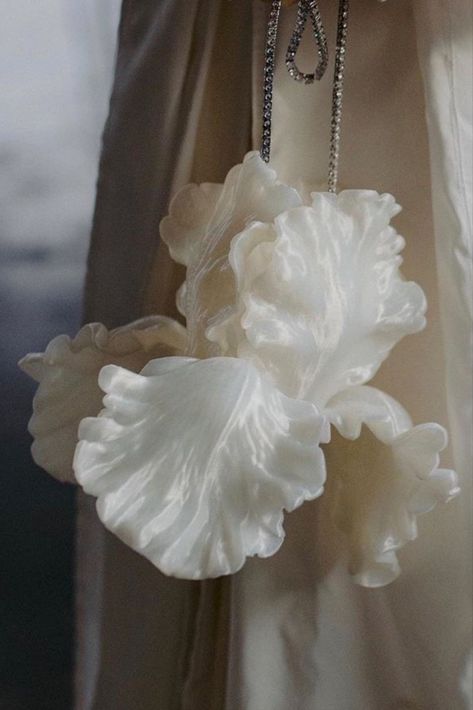 Fashion Inspired By Flowers, 3d Printed Purse, Flower Fashion Design, Bag Art Design, 3d Printed Bag, Decadent Wedding, Art Of Flowers, Flower Bags, Edgy Bridal