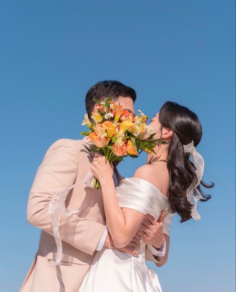 wedding bouquet candid photo Wedding Photo Ideas Korea, Prewedding Bouquet, Wedding Jobs, Prenup Shoot, Wedding Shot List, City Wedding Photos, Photo Bouquet, Korean Wedding Photography, Candid Photo