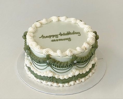 1 Pound Cake Design Birthday, White And Green Birthday Cake, Sweet 16 Cakes Sage Green, Vintage Style Cakes, Cute Green Cake, Green Aesthetic Cake, Green Cake Design Simple Birthday, Green And White Cake, Green Birthday Cakes Aesthetic