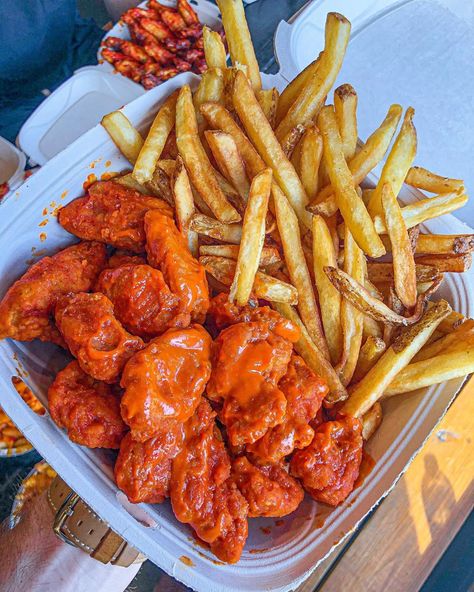 Detroit Wing Company on Instagram: “Take home a meal that is guaranteed to fill you up!  Our Boneless Wings and Fries make for a delicious combo! 🍗 Follow @detroitwingco for…” Hot Wings With Fries, Wing Stop Boneless Wings, Fast Food Astethic, Wing And Fries, Hot Wings And Fries, Wings With Fries, Wings Boneless, Wings And Fries, Food Wings