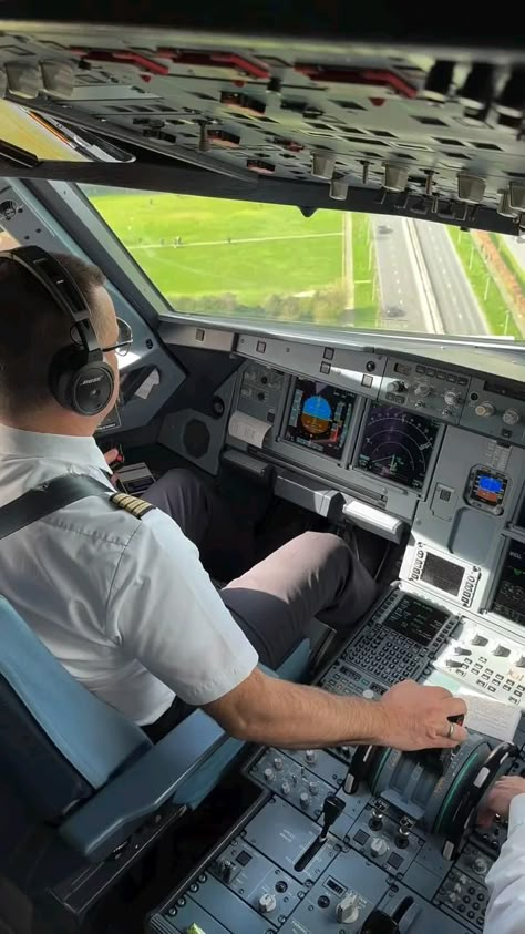 Flight deck view from a different perspectve 👨‍✈️✈️ You can see how much coordination is needed between both hands, legs and eyes.😉 Camera is fixed and recording automatically.  #flightdeck #piloteyes #landing #pilots #flight #flying #beautifulview  Credits: ig/ @flysupermario Airplane Museum, Planes Landing, Photo Avion, Pilot Career, Fighter Planes Jets, Aviation Education, Airplane Landing, Student Pilot, Aviation Museum