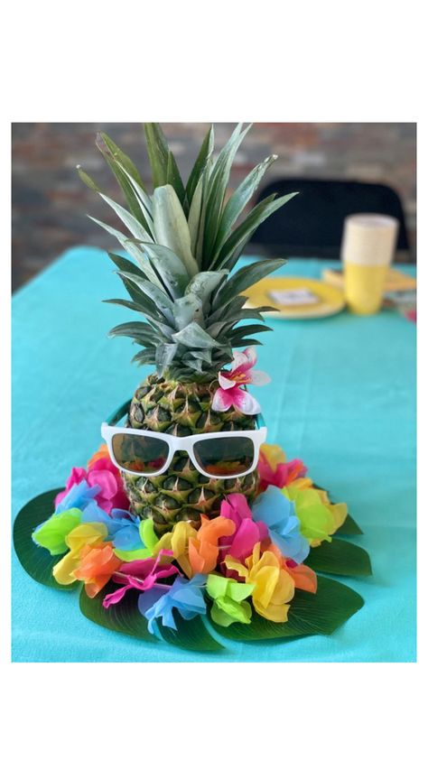 Aloha Party Table Decorations, Hawaiian Theme Party Table Decor, Aloha Table Decorations, Backyard Luau Party Ideas Diy, Aloha 30th Birthday Party Ideas, Hawaiian Party Centerpiece, Summer Beach Party Decorations, Tropical Table Decorations For Party, Tropical Theme Birthday Party Decor