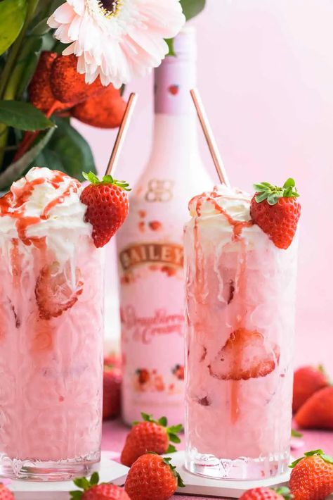 Baileys Strawberries and Cream Pink Mudslide Recipe — Sugar & Cloth Strawberry Sippin Cream Recipes, Strawberry Cream Alcohol Drinks, Baileys Pink Drink, Alcoholic Valentines Drinks, Valentine’s Day Mudslide, Baileys Valentines Day Drinks, Love Cocktails Drink Recipes, Baileys Recipes Drinks Strawberry, Strawberries And Cream Alcoholic Drink