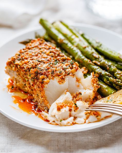 Parmesan Crusted Baked Halibut - #baked #halibut #fish #recipe #eatwell101 - This parmesan crusted baked halibut will just melt in your mouth! An easy baked fish recipe baked in one pan with healthy asparagus for a full, effortless meal! - #recipe by #eatwell101® Easy Baked Fish Recipes, Healthy Asparagus, Baked Fish Recipe, Baked Halibut, Fish Recipes Baked, Halibut Recipes, Fish Dinner Recipes, Fish Recipes Healthy, Fish Recipe