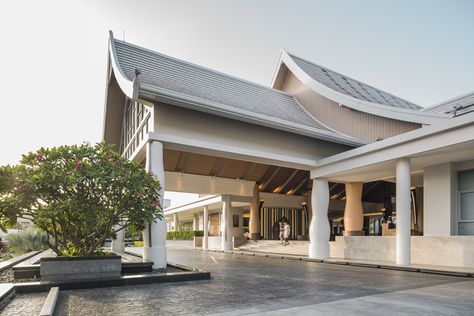 Hotel Landscape Design, Modern Hotel Lobby, Mountain Home Interiors, Patong Phuket, Hotel Design Architecture, Hotel Landscape, Modern Restaurant Design, Classical Building, Phuket Hotels