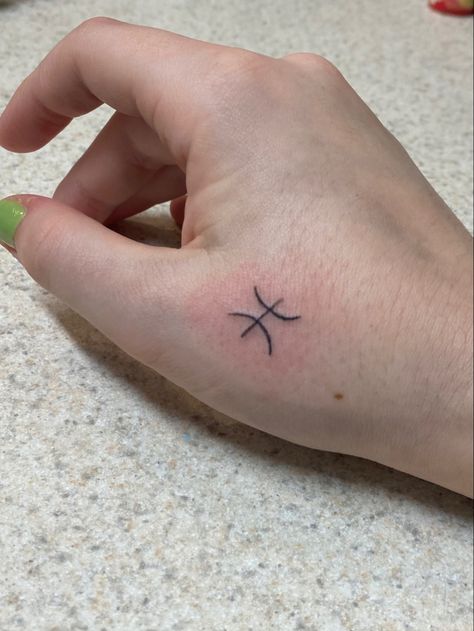 Small pisces symbol habd tattoo Pisces Tattoo On Finger, Pretty Pisces Tattoo, Fine Line Pisces Tattoo, Pisces Finger Tattoo, Pisces Symbol Tattoo, Pisces Hand Tattoo, Piceses Tattoo, Pisces Symbol, Le Tattoo