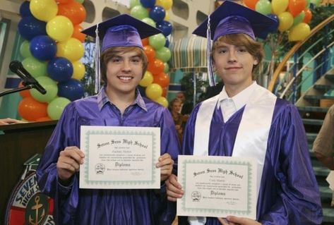 Disney Channel Graduation, Sweet Life On Deck, The Suite Life On Deck, Suite Life On Deck, Suit Life On Deck, Cole M Sprouse, Old Disney Channel, Dylan And Cole, Disney Channel Shows