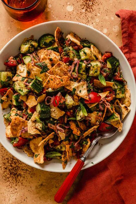 Pita Salad, Fattoush Salad Recipe, Recipe Lebanese, Lebanese Salad, Fattoush Salad, Whole Wheat Pita, Pita Chips, Lebanese Recipes, Middle Eastern Recipes