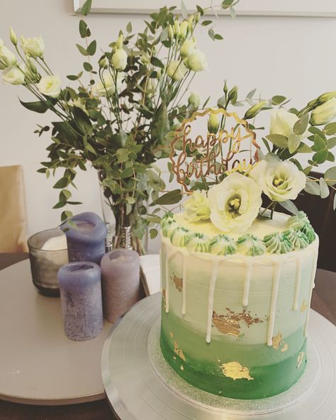 Fresh Flowers Cake, Green Buttercream, Ombré Cake, 7 Cake, Ombre Green, Gold Sheets, Ombre Cake, Flowers Cake, Cake Decorating Designs