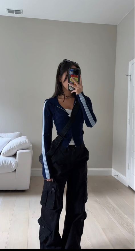 Baggie Style Outfit, Snatched Waist Outfit, Sweatshirt With Heels Outfit, Unrevealing Summer Outfits, Blockcore Girl Outfit, Navy Blue Concert Outfit, K Fashion Outfits, Grey Jogger Pants Outfit, Acubi Outfit Ideas For School