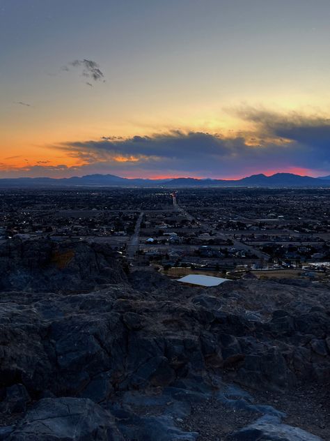 Laa vegas. Desert sunrise Laa Vegas, Las Vegas Desert, Las Vagas, Desert Sunrise, Mountain Sunrise, Las Vegas, Phone Wallpaper, The Sun, Chicago