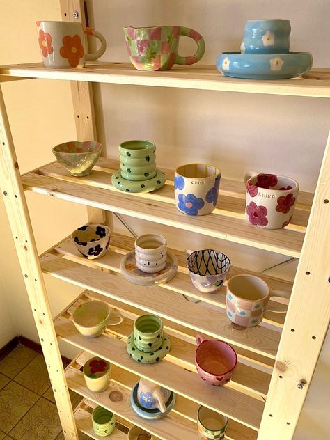 Pottery Designs Painted, Ceramic Cup Painting Ideas, Keramik Painting, Cute Pottery Painting Ideas, Pottery Room, Aesthetic Pottery, Ceramic Aesthetic, Pottery Aesthetic, Ceramic Cafe