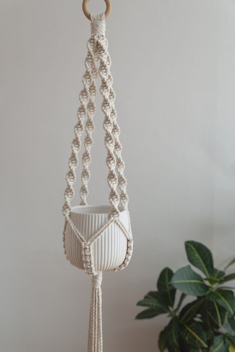 Macrame Plant Hanging, Hangers Design, Diy Macrame Plant Hanger Easy, Diy Macrame Plant Hanger Pattern, Crochet Plant Hanger, Macrame Plant Hanger Tutorial, Macrame Plant Hanger Patterns, Plant Hanging, Macrame Knots Tutorial