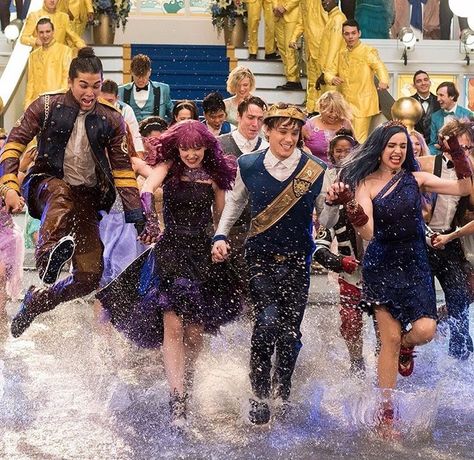 pinterest: kaaaatieeeee ♡ Descendants Ben, Descendants Pictures, Disney Descendants 2, Mal Descendants, Disney Descendants Movie, Descendants Characters, Lyna Youtube, Descendants Party, Descendants 1