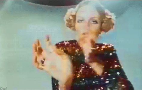 Popular GIF 1960s Twiggy, 60s Women, Androgynous Look, Gold Dust Woman, Hyper Feminine, The Brits, Most Pinned, Good Gif, Dancing Gif