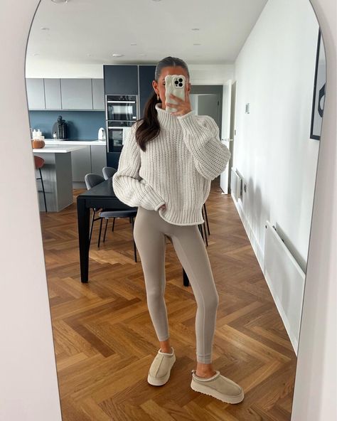 Beige Jumper Outfit, Knitted Jumper Outfit, Beige Jumper, Leggings Outfit Winter, Cosy Outfit, Jumper Outfit, Beige Outfit, Uggs Outfit, Outfit Inspiration Fall