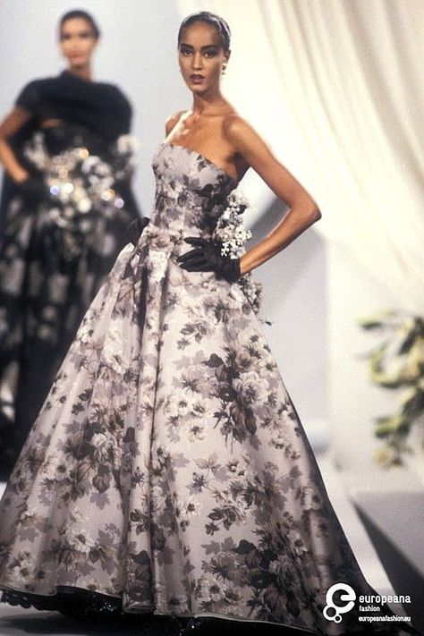 1989 Christian Dior, Autumn-Winter, Couture Christian Dior Dress, Christian Dior Designer, Dior Dresses, 90s Runway, Dior Collection, Haute Couture Gowns, 90s Runway Fashion, Runway Fashion Couture, Dior Dress