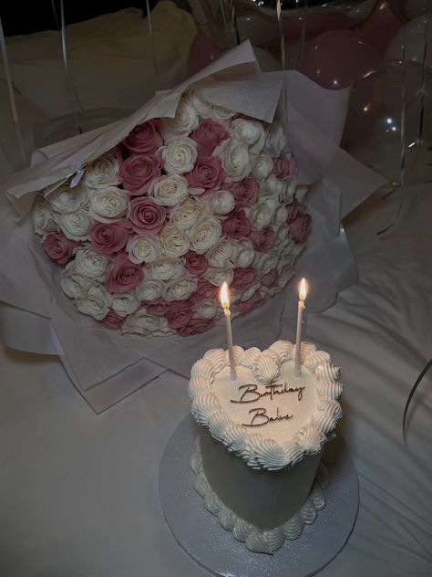 Pink And White Roses Bouquet, 27th Birthday Cake, 29th Birthday Cakes, White Roses Bouquet, 16 Outfits, Heart Birthday Cake, Small Birthday Cakes, 18th Birthday Party Themes, 20 Birthday Cake