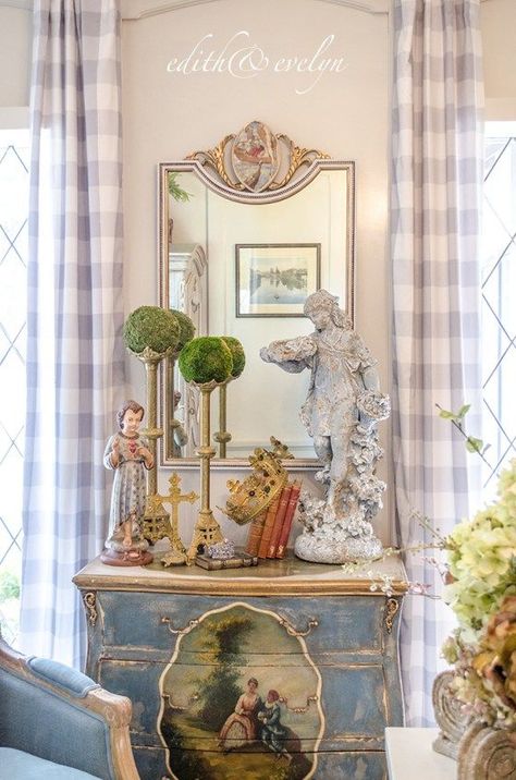 dazzling decorating at...A Mirror Makeover | Edith & Evelyn | www.edithandevelynvintage.com #frenchinterior Knotty Pine Walls, French Country Rug, Muebles Shabby Chic, French Country Living, Farmhouse Entryway, French Country Bedrooms, French Country Kitchens, Pine Walls, Entryway Mirror