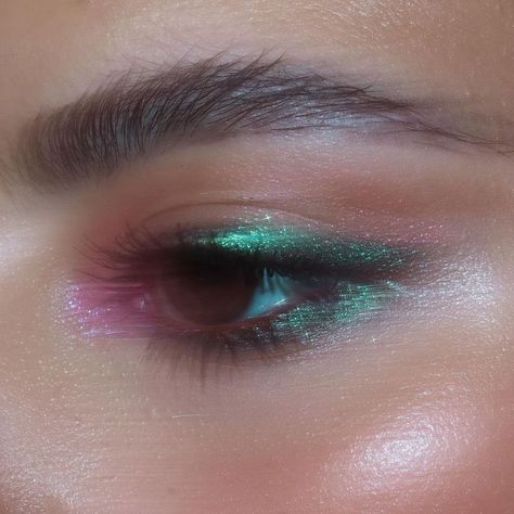 Pink And Green Eye Makeup, Shimmery Makeup, Green Eye Makeup, Green Eyeshadow Look, Glittery Eye Makeup, Coachella Makeup, Club Makeup, Pink Eyeshadow Look, Sparkly Eyeshadow