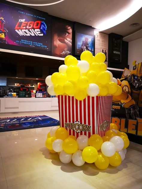 Giant Popcorn Balloon Sculpture Popcorn Balloons Decoration, Cinema Party Ideas, Popcorn Theme Party, Cinema Birthday Party, Popcorn Balloon, Popcorn Decor, Popcorn Display, Brown Balloons, Popcorn Decorations