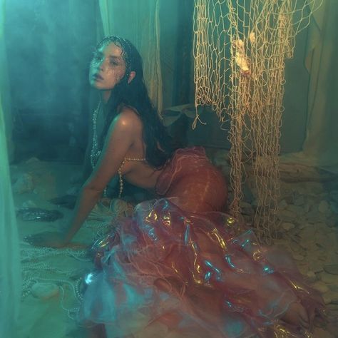 Cool Halloween Photoshoot Ideas, Ethereal Photoshoot Ideas, Mermaid Photoshoot Ideas, Magic Pose, Mermaid Poses, Ethereal Photoshoot, Halloween Poses, Mermaids Exist, Expressive Poses