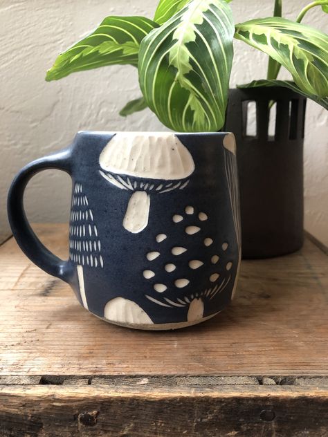 Clay Scrafitto, Sgrafitto Designs, Modhome Ceramics, Glaze Ideas, Dekor Diy, Pottery Classes, Ceramics Pottery Art, Ceramics Ideas Pottery, Sgraffito