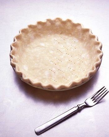 Prebaking, or blind baking, means to bake a crust before filling it. The technique is often used with single-crust pies. It is useful when the filling doesn't need to bake as long as the crust or would make an unbaked crust soggy. Some recipes have you partially bake the crust, while others call for it to be completely baked. Creative Pie Crust Designs, Martha Stewart Pie Crust, Creative Pie Crust, Crust Designs, Baking Pumpkin, Cream Cheese Pound Cake Recipe, Pie Crust Recipe Easy, Pie Crust Designs, Frugal Food