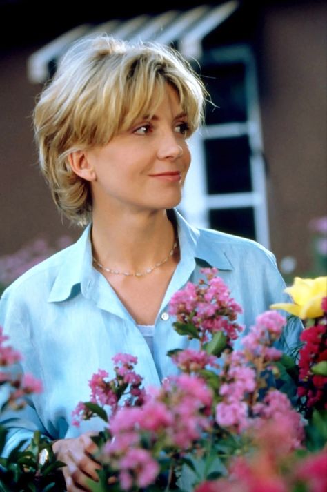 Actress Natasha Richardson stars as Elizabeth James in the Walt Disney Pictures romantic comedy, 'The Parent Trap.' #theparenttrap #1998 #natasharichardson #elizabethjames #lizjames Natasha Richardson, The Parent Trap, Parent Trap, Elizabeth James, Liam Neeson, Lindsay Lohan, Elizabeth And James, New Hair, Short Hair Cuts