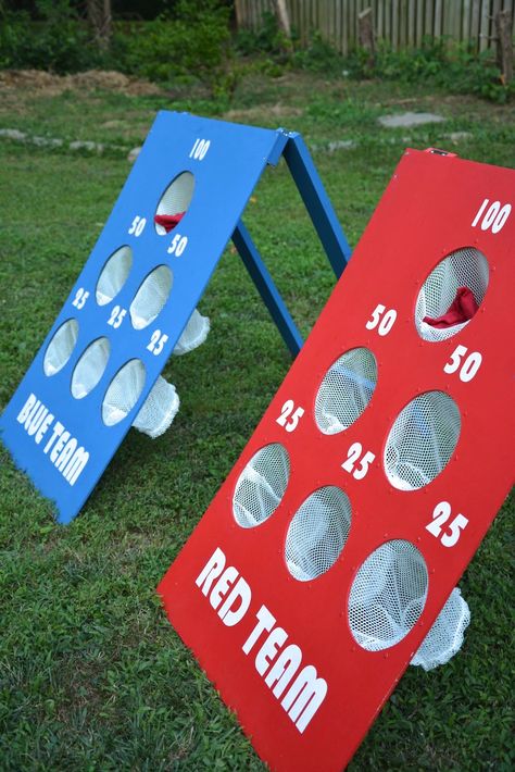 How to Make a DIY Backyard Bean Bag Toss Game - love the little mesh cups to catch them; no more arguing about which hole it went through! Dark Ring, Diy Yard Games, Outside Games, Nerf Party, Bean Bag Toss Game, Bag Toss Game, Ring Toss, Game Boards, Bean Bag Toss